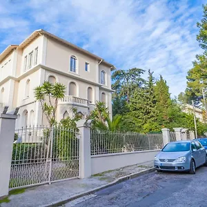 Close Croisette-modern-a/c-congress-beaches Cannes